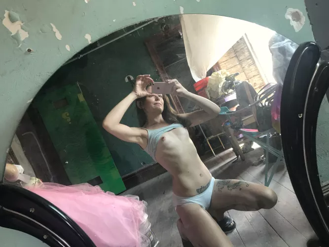 Anyone into petite 30+ ladies? Mom told me my tits would come in late. 32 and still waiting. 😂