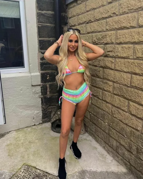 chloe's fat pussyy eating her shorts 👀