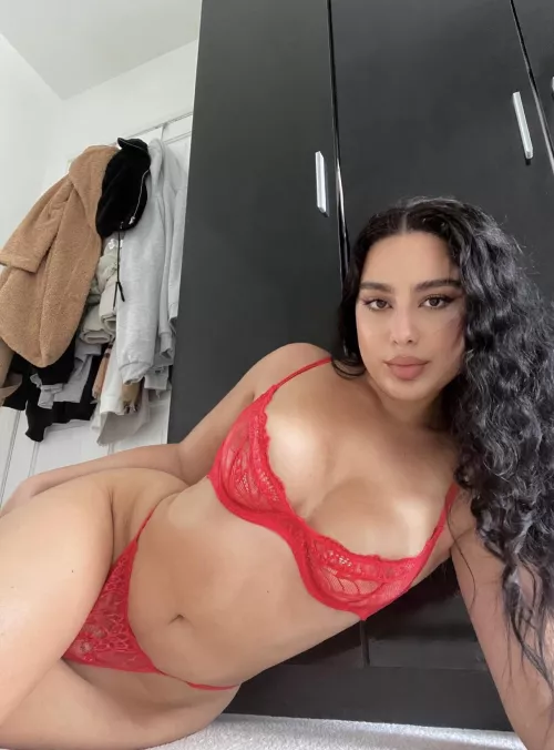 Naughty Persian Slut with a big Ass and big natural Titties 🤪 My EXPLICIT page is only $3 😳 link in comments ⬇️