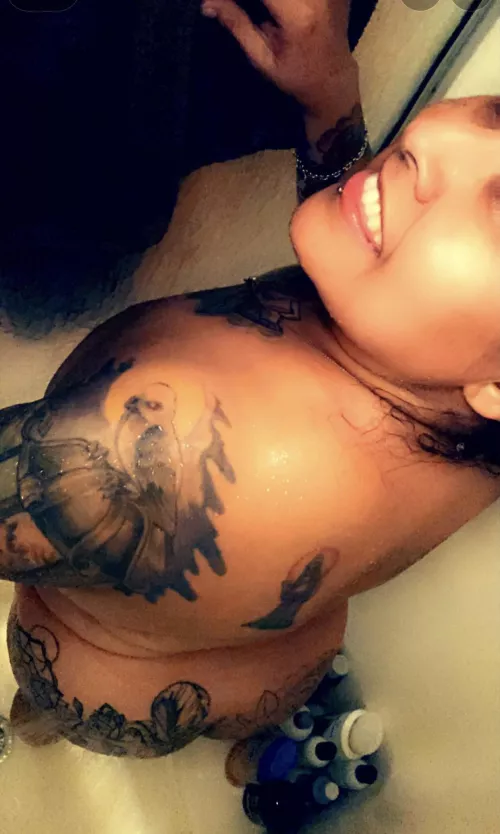 Thick Thursday 💋🍑, nothing like a hot🚿 to start the day, but I could use and extra pair of hands 😉❤️🤤💦