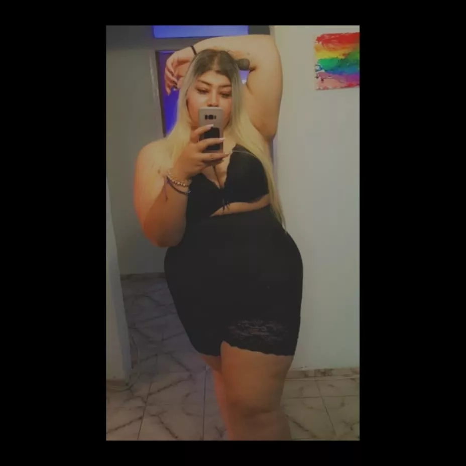 wanna see me play with my virgin pussy, daddy ? let's have a chat 😉 link below 😉
