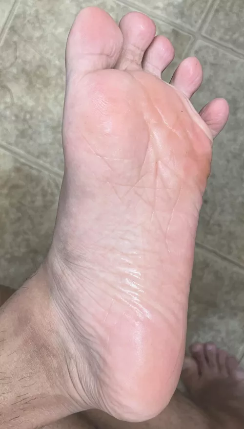 25m Connecticut-If you can get my Feet this wet hmu I want you to slurp on my Feet & lick every inch of them until is all cover with your spit. To me that means that you tasted my cheese feet (If by any chance you’re a straight guy with a Foot Feti