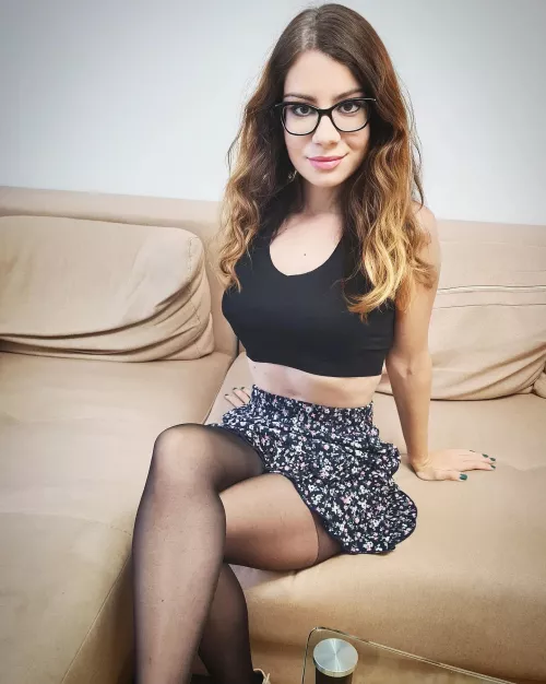 Do you like my legs in pantyhose❓☺