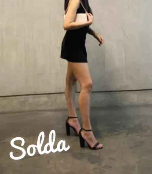 I feel super cute wearing this mini dress and 4 inch black heels 💕 (oc) Solda f