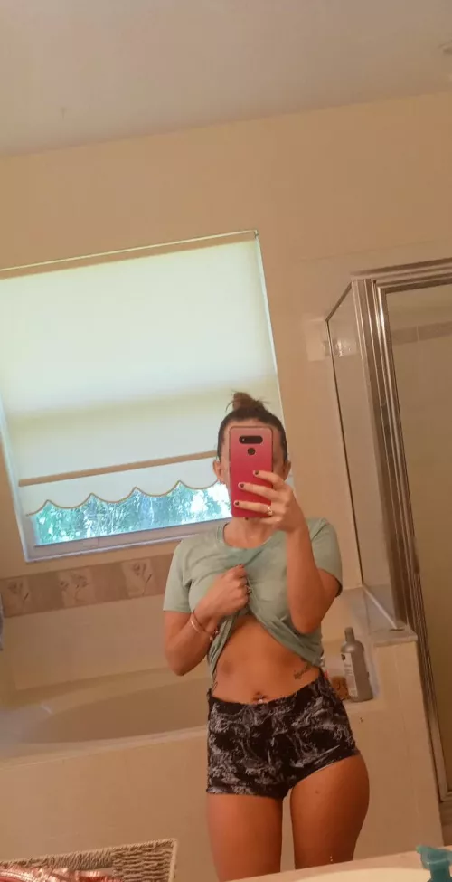 Abs are fiiiiinally coming in BUT then I ate pizza rolls...lots and lots of pizza rolls 😬😬