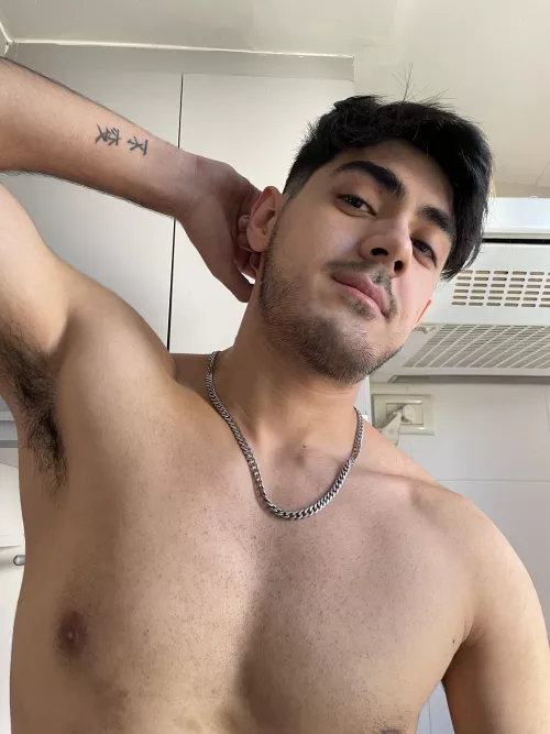 Good afternoon bro ;) waiting someone that lick my wet pits