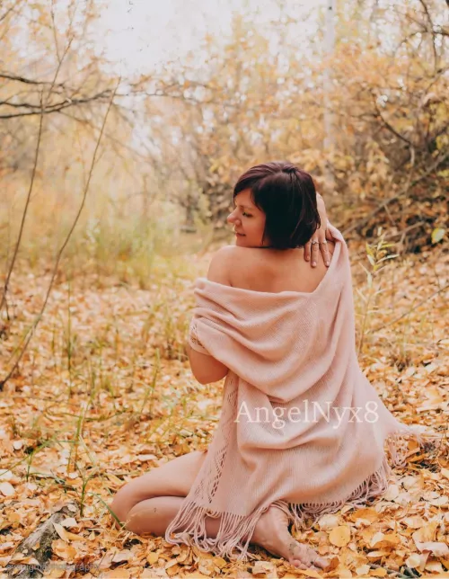 Happy October! 🍂 It’s time to embrace Autumn & play in the leaves. ☺️