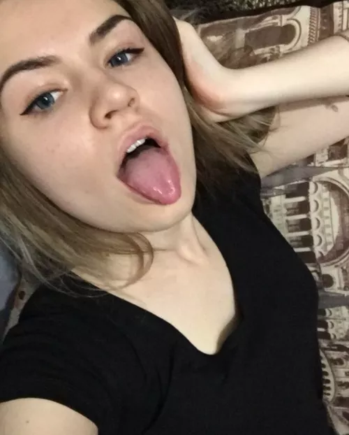 cock/jerk/cum trib this cute face dm me reddit or kik ivvyyy3