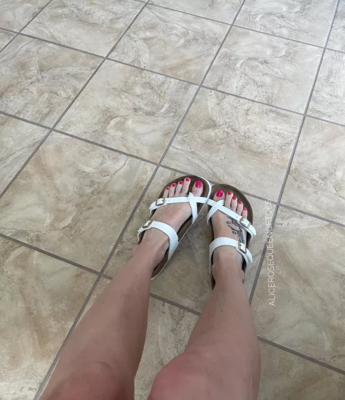I know you couldn’t resist checking out my feet if we were sitting in the same room together 🤭