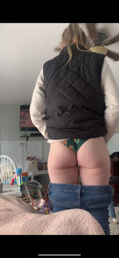 Lots of wife’s ass for trade - dm sample here