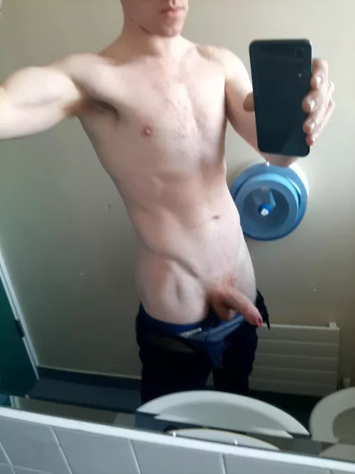 30yo Irishman. Cock is currently in need of some attention. DM open for any nsa fun 😉