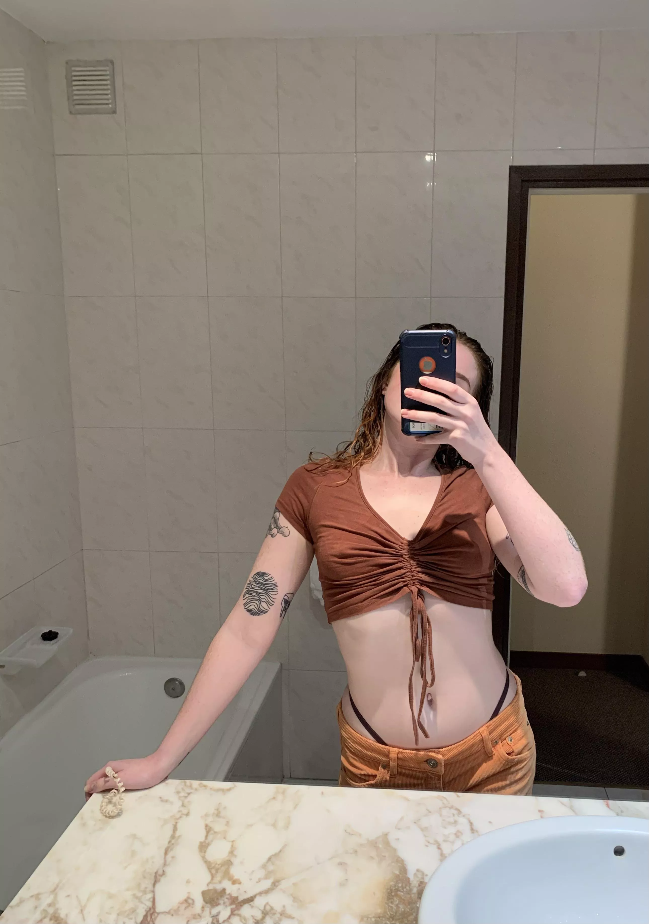 Brown crop top 🤎