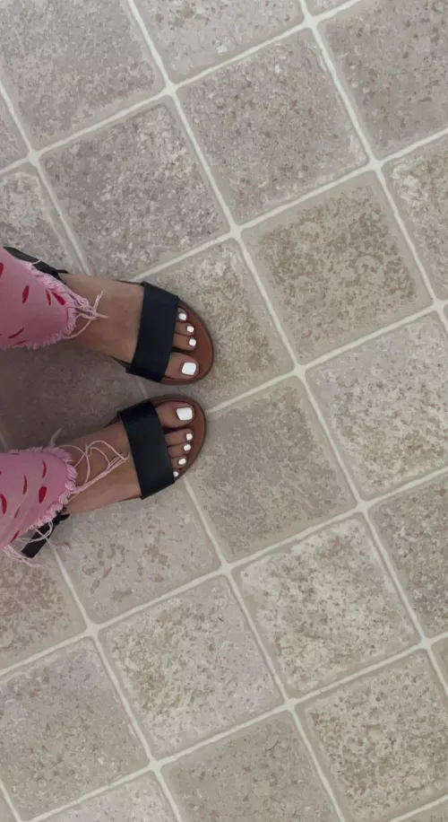 Doesn’t my tanned skin look so good in white?