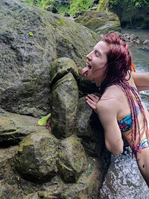 Hippie who loves cock worship (as long as you reciprocate and worship my sacred slit😉💫)