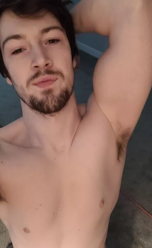 Messy hair and my filthy pits 😏