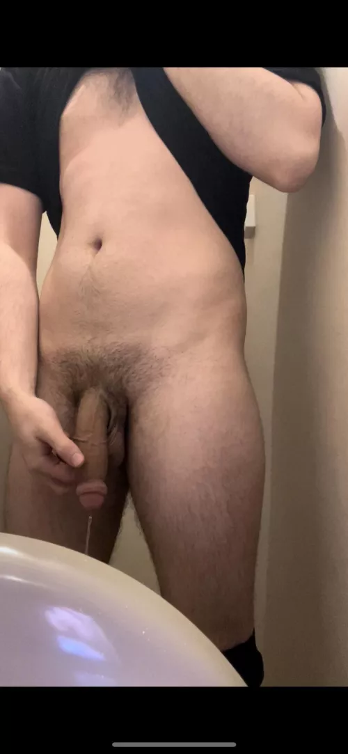 My Big uncut cock pissing🍆💪🏼Dms open😈(Soft cock pic)