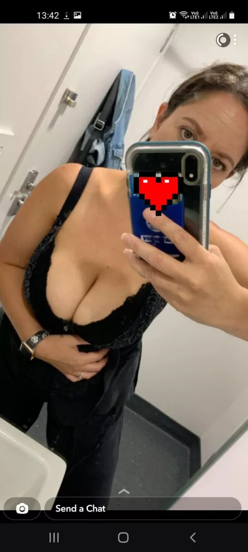 Trading my Kiwi milf for other thick and busty wives, or anyone from NZ 🇳🇿 Send sample to Kik mister.wrench and be ready to verify please
