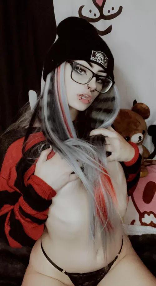 Wanna cuddle and play with my little tits? 🤤