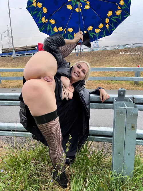 If it rains i will hold an umbrella over you while you fuck me 😜😜