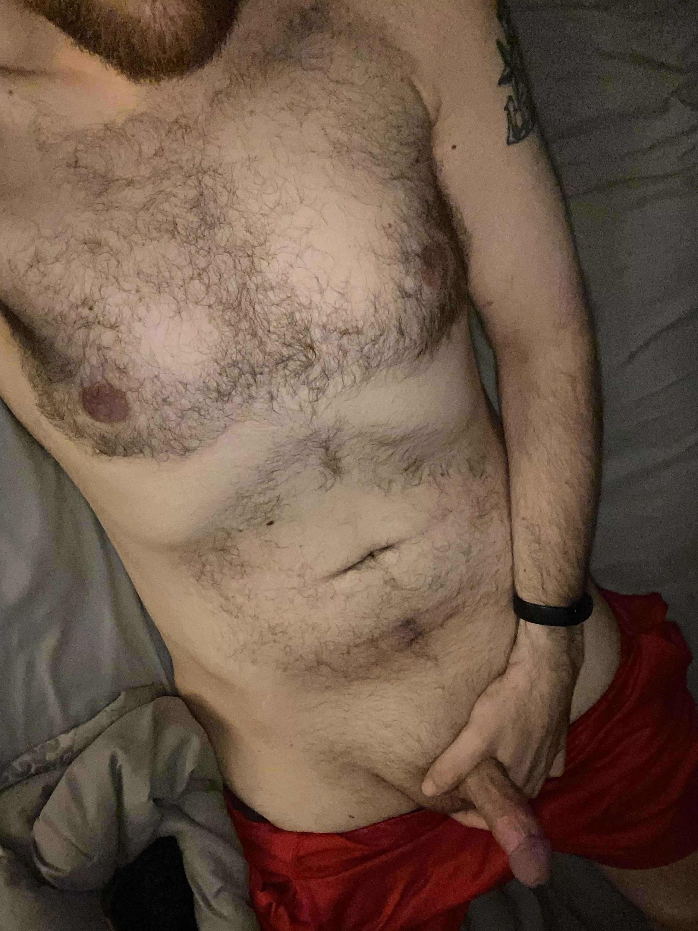 It’s rainy, so let’s hang out in bed all day 😏