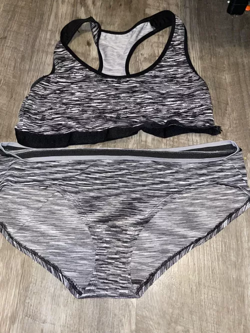 [selling] who doesn’t love a matching set 🤤 ready to be worn to the gym for an extensive sweaty work out! These will smell amazing when I’m done with them 😘😘