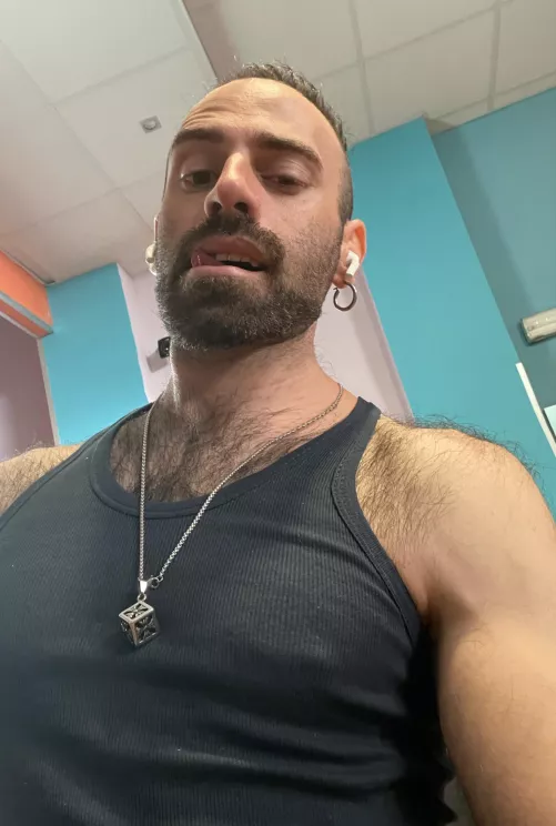 Workout sore ! But no pain no gain. How’s your day going dudes ?