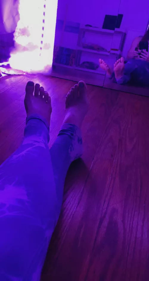 Don’t ya wanna get a better look at my dancing toes?