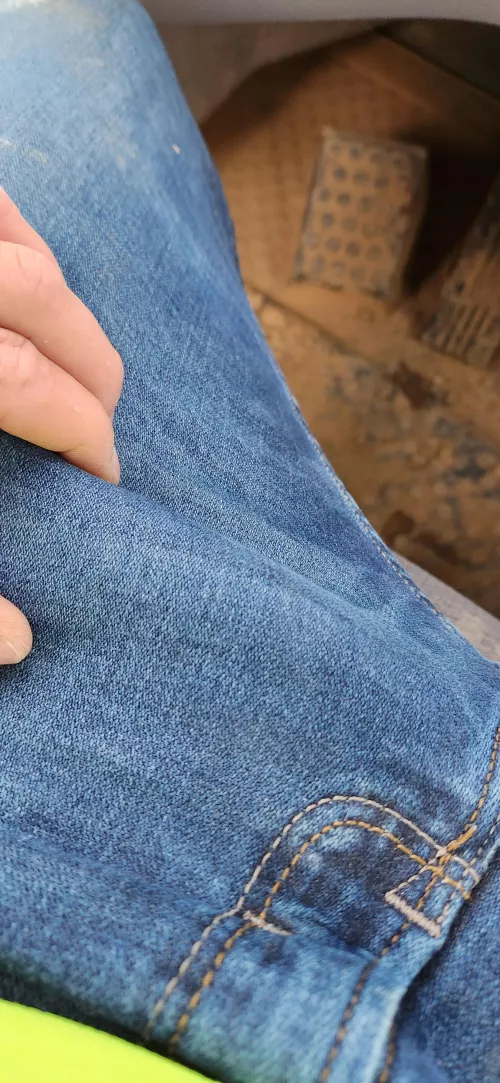 good Wednesday morning. how many girls look for a guys bulge when they are out