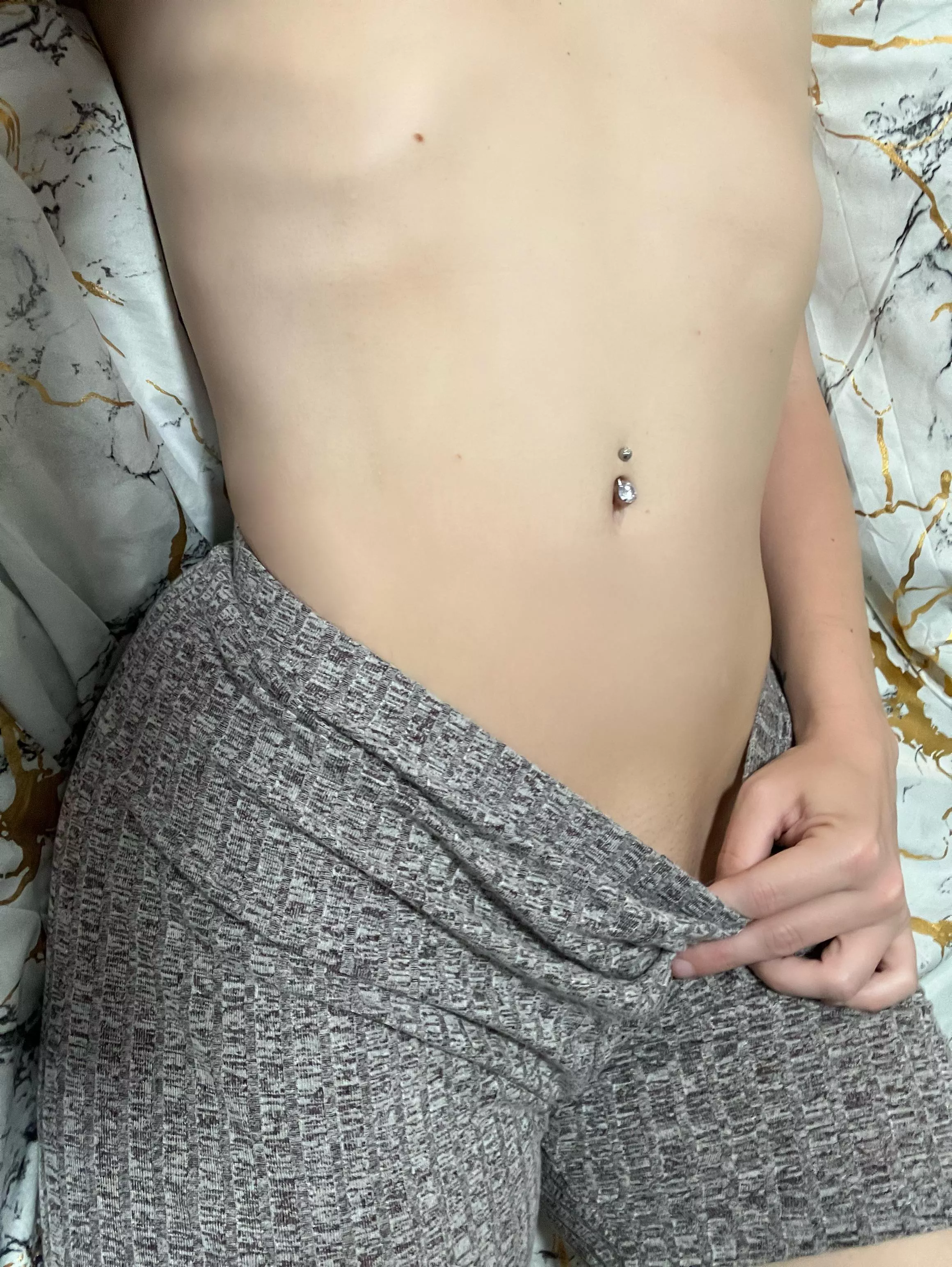 Rub my belly button and tummy ❤️😘