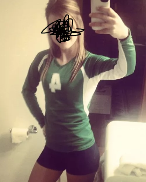 23 [F4M] Good girl Feminist-type wanting to be cummed on by an anti-feminist degrading man. (I have unblurred pics lol)