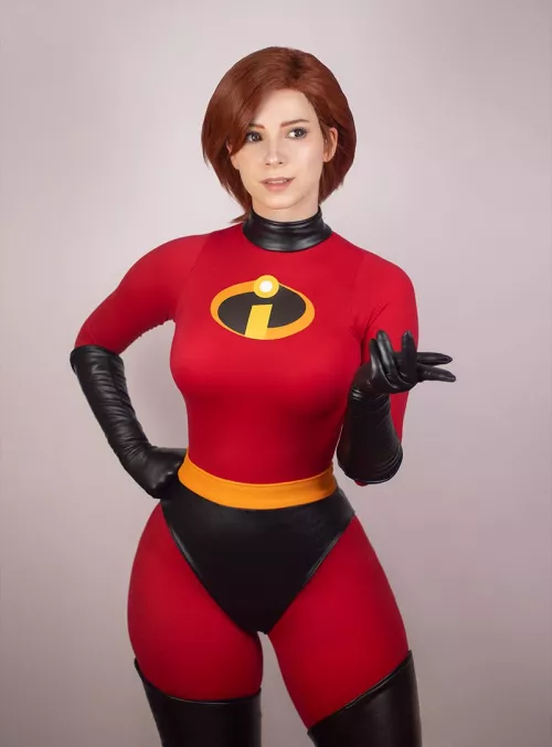 Incredible Elastigirl cosplay @EnjiNight