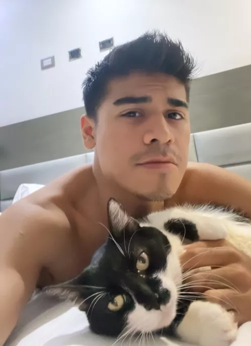 Me and a Cat chilling on a bed, goodnight everyone! 😽