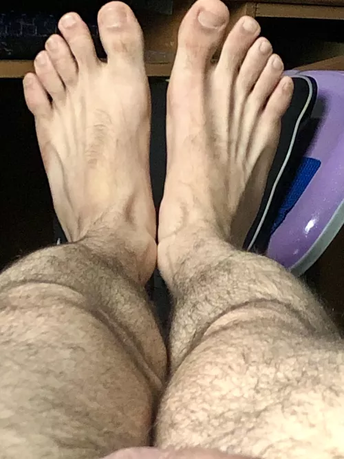 Anyone else gets sore toes from squirming them too much while you jack off? 🤒🥵