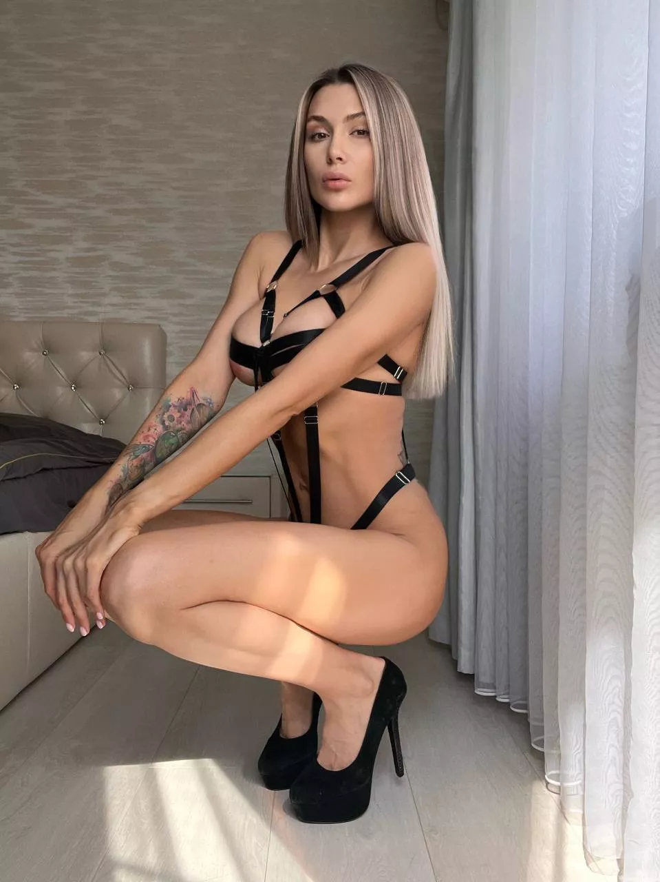 Black lingerie and black high heels are the perfect combo 💋