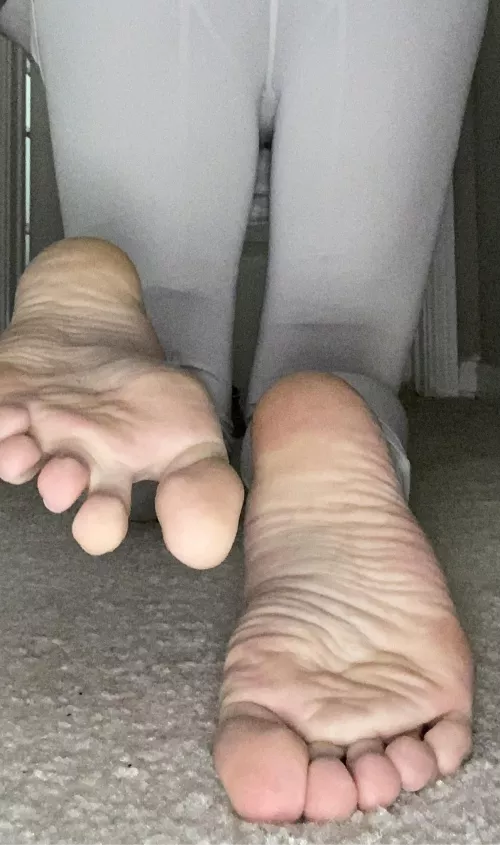 dm me what you’d do to my soles😋