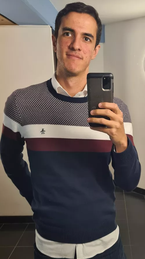 I love the lights in my school's bathroom 🔥