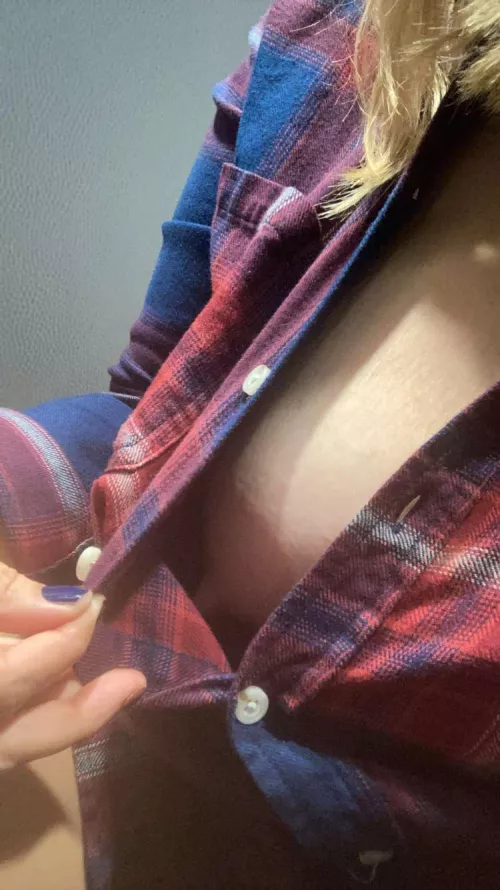 It’s such a thrill starting the day off with no bra 😏