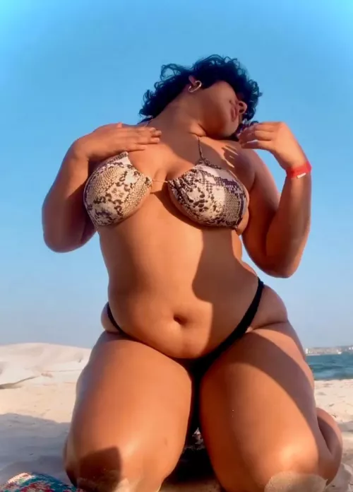 Wanna have fun in the sand babe 😍