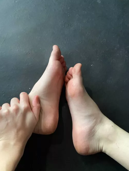 Let me stroke your hard cock with my petite feet daddy💋