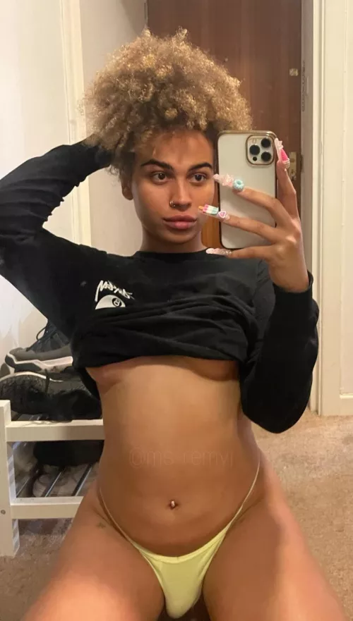 Look at my girl bulge😈