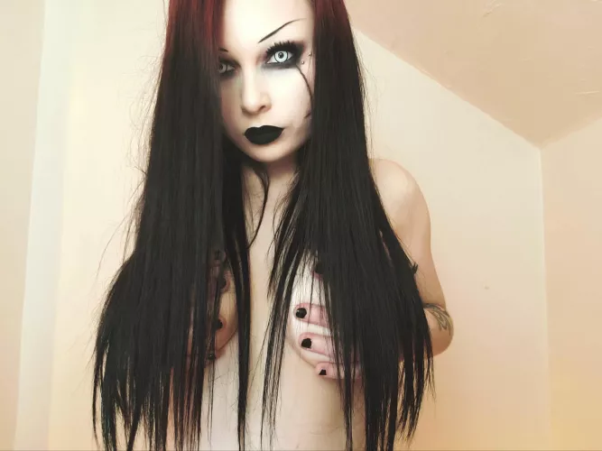 Spooky throwback ~ black metal princess 🤘🏻🔥