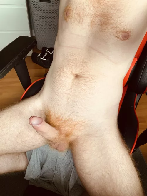 Would you prefer me with ripped abs or just the way I am? 👨🏻‍🦰