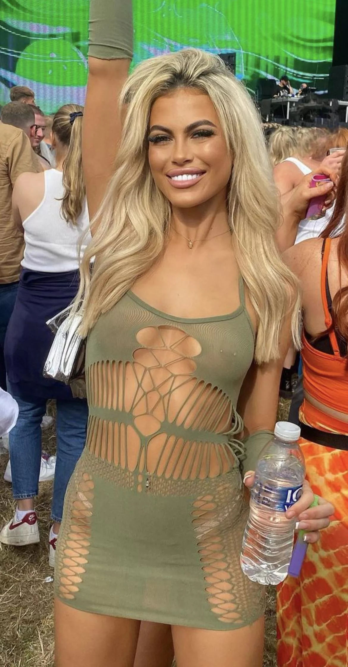 👀