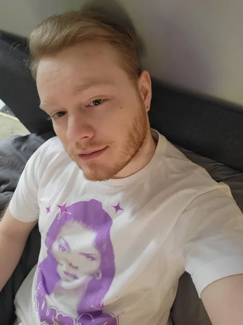 A quiet day in bed is always a good time (Ignore how warped Marina's face is on the shirt 🤣)