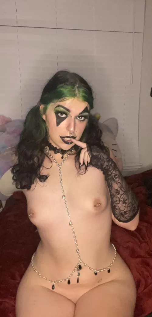Clown girl w pierced nips hehe