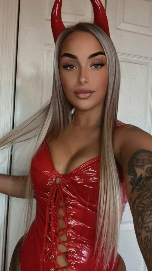 [f] first costume try on for this Halloween szn 😈