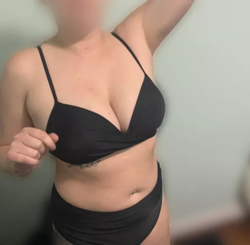 How would you play with her, I’ll be watching btw, and no limits anything goes 😈