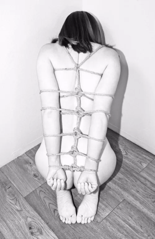 I’ve been bad so daddy is punishing me in the corner with this beautiful rope tie. [F]