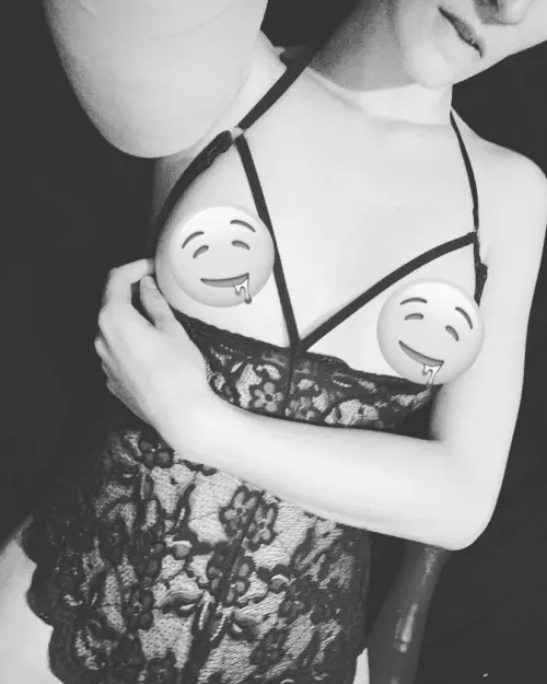 You’ll have to subscribe to my page to see without the emojis 🤭🤭 I want you to see more 👅👅 https://onlyfans.com/just_jessxo