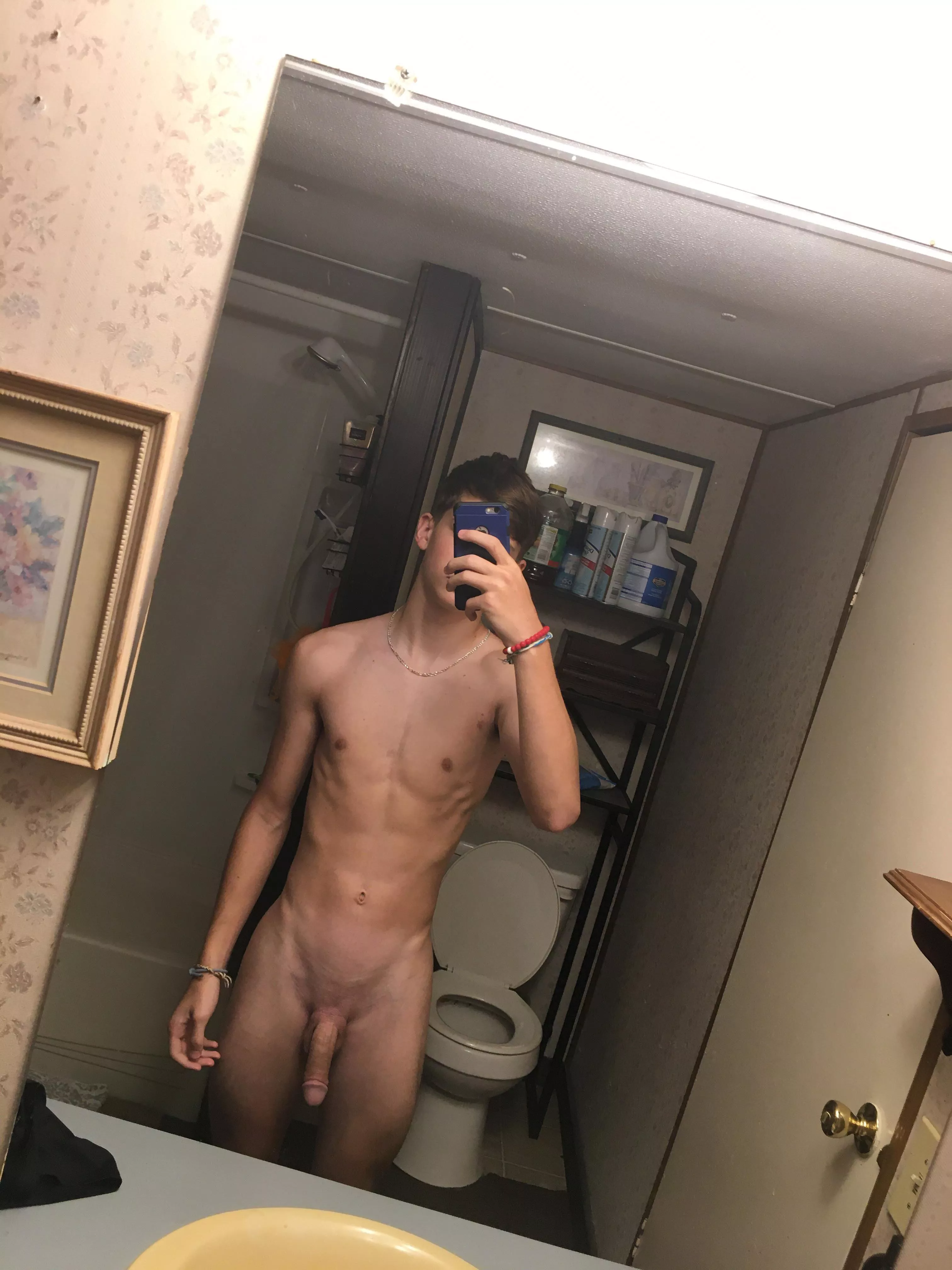 18[M], 150, 5’11”. Never posted like this before but here goes nothing. Looking decent?